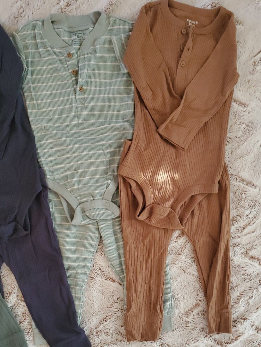 Carter's 18M Outfits-17 Pieces - Picture 3 of 7